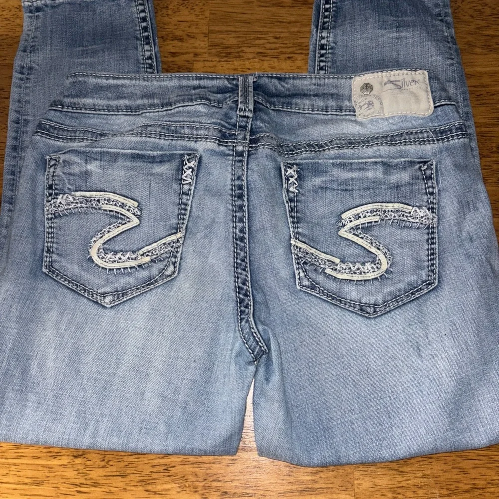Stylish women’s Silver Jean co. Aiko mid light denim capris. - Picture 2 of 7